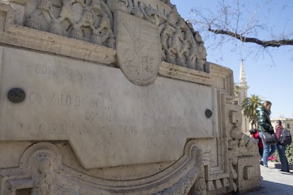 Inscripción en la escultura de la Plaza del Triunfo de Sevilla en la que se lee: "Los negros Molina y Moreno" en recuerdo a dos libertos que fueron vendidos como esclavos para pagar unos cultos a la virgen en el siglo XVII.