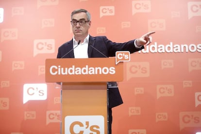 El vicesecretario general de Ciudadanos, José Manuel Villegas, durante la rueda de prensa que ha ofrecido en la sede del partido para hacer una primera valoración tras el cierre de los colegios en esta jornada de elecciones generales.