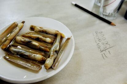 Tapa de navajas de Cova Fumada, en la Barceloneta.