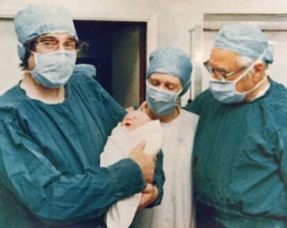 25 de julho de 1978. A equipe pioneira em fecundação 'in vitro' apresenta o primeiro bebê proveta do mundo. A pequena Louise Brown nasceu por cesárea no hospital Oldham, no Reino Unido.