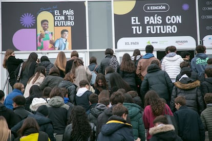 Jvenes accediendo al recinto de Kinpolis, en Madrid, donde se celebr el evento EL PA?S con tu futuro.