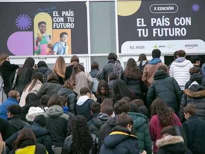 Jóvenes accediendo al recinto de Kinépolis, en Madrid, donde se celebró el evento EL PAÍS con tu futuro.