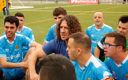 Carles Puyol, exjugador del FC Barcelona y la selección española, con los integrantes del Nàstic de Tarragona, equipo del que también forma parte Rubén, a la derecha de la imagen. 