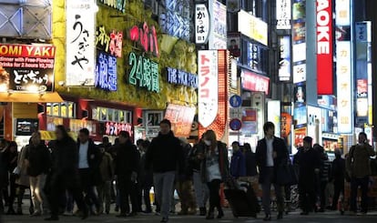 Decenas de personas caminan por una de las calles comerciales de Tokio, el pasado jueves.