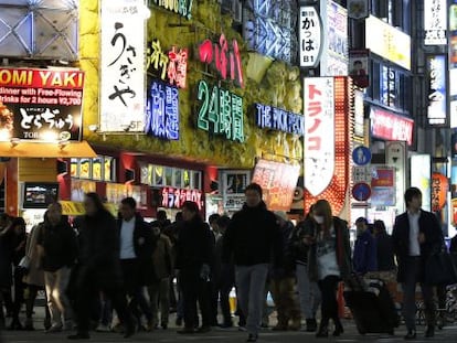 Decenas de personas caminan por una de las calles comerciales de Tokio, el pasado jueves.