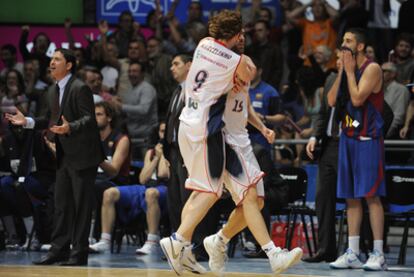 Marcelinho abraza a San Emeterio