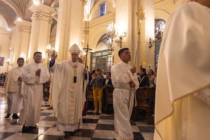 El Papa nombra cardenal en Perú a monseñor Carlos Castillo Mattasoglio.
