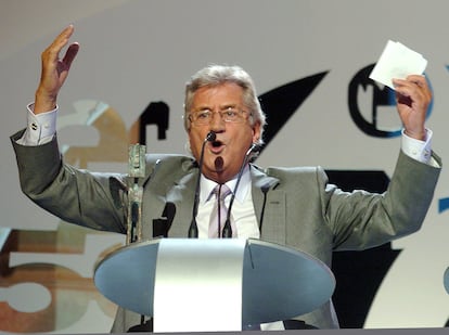 El periodista Pepe Domingo Castaño, tras recibir el premio Ondas a la mejor creatividad en patrocinio durante la gala de los Premios Ondas en 2005.