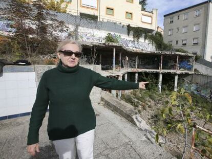 Rosa Andradas ense&ntilde;a c&oacute;mo no se ha demolido del todo para no tirar las casas de m&aacute;s arriba. 