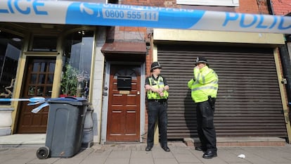 Dos polic&iacute;as hacen guardia en la calle Hagley, en Birmingham este jueves.
 