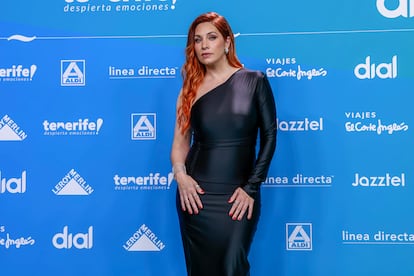 La encargada de dirigir la gala, la cantante Leire Martínez, ha sido de las primeras en posar en el 'photocall' previo. La que fue vocalista de La Oreja de Van Gogh entre 2008 y 2024 se ha aventurado a comenzar una carrera como solista. “La afronto con ganas, con ilusión, con cierto vértigo. Pero con muchas ganas. Llega en un momento de catarsis personal que plantea mi perspectiva de la vida. Es reivindicativo de vivir y de aprender”. Además, experimenta, por primera vez, ver a sus compañeros de industria desde el otro lado: “Me hace una ilusión enorme porque la mayoría son amigos. Y más en una gala donde se pone la música en valor como aquí”. Sobre su salida del grupo y sobre si veremos algo en su disco, Martínez es clara: “Vais a ver lo que opino y lo que siento de muchas cosas, pero desde una perspectiva de amor”.