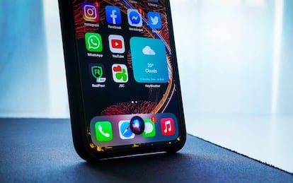 Teléfono iPhone de Apple utilizando Siri