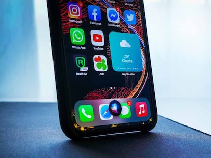 Teléfono iPhone de Apple utilizando Siri