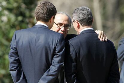Zapatero y Ruiz-Gallardón dialogan con Peces-Barba en la inauguración del Bosque de los Ausentes.