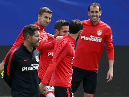 Simeone, con Juanfran, Koke, God&iacute;n y Gabi, en un entrenamiento. 