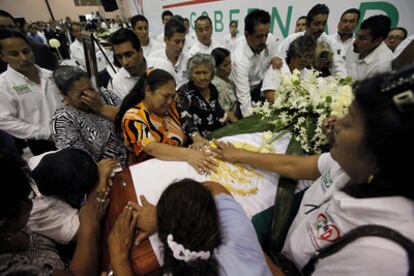 Familiares y amigos de Rodolfo Torre, el candidato a gobernador del Estado mexicano de Tamaulipas, durante su funeral, ayer en Ciudad Victoria.