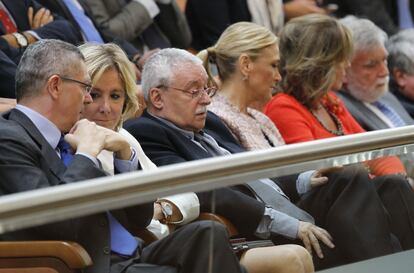 Joaquín Leguina, presidente de la Comunidad entre 1983 y 1995 (PSOE), se ha unido a Aguirre y Ruiz-Gallardón en la tribuna de autoridades. Leguina ha señalado que le parece correcto que González y Botella dirijan las instituciones madrileñas a pesar de que no eran cabezas de lista porque son "electos". A la derecha, la delegada del Gobierno, Cristina Cifuentes, y la citada alcaldesa de Madrid, Ana Botella.