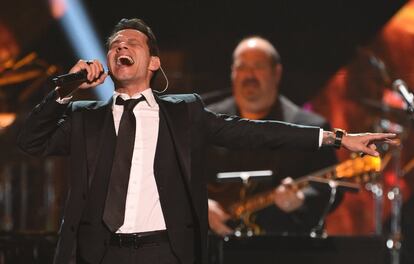 Singer Marc Anthony  performs during the show for the 2016 Latin GRAMMY's Person Of The Year honoring Marc Anthony at the MGM Grand on November 16, 2016 in Las Vegas, Nevada.  / AFP PHOTO / Valerie MACON