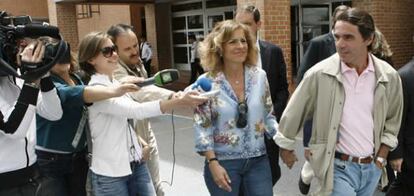 El ex presidente del Gobierno, José María Aznar, junto a su esposa Ana Botella, atiende a los medios a su salida del colegio electoral de la localidad madrileña de Pozuelo de Alarcón donde ha ejercido su derecho al voto para las elecciones europeas.