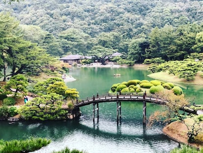 ¿Por qué tantos viajeros se enamoran de Takamatsu? Quizá sea por los momentos de pura serenidad que encuentran al sentarse junto a un estanque 'koi' en el exquisito jardín Ritsurin (en la imagen), considerado una de las tres grandes obras maestras de la jardinería japonesa. El vergel se empezó a construir en 1625, en pleno periodo Edo, y es una de las principales atracciones de la ciudad. Al encontrarse en Shikoku, la más pequeña de las islas principales de Japón, Takamatsu no ha sido hasta ahora un lugar de paso para los turistas foráneos que visitan el país.