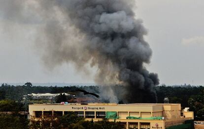 Una gran columna de humo emerge desde el centro comercial tras las explosiones provocaron las fuerzas del orden el lunes 23 de septiembre para tratar de acceder al interior del edificio.