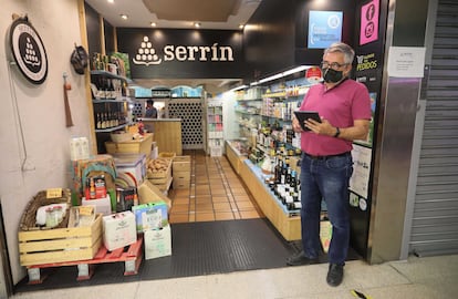 Ambiente en el Mercado Pacífico, en la calle de Valderribas.