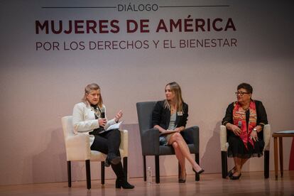 La ex subsecretaria adjunta del Pentágono, Ana María Salazar, la periodista Valeria Santos, moderadora de la mesa, y Ernestina Godoy, fiscal general de Justicia de Ciudad de México, conversan durante su participación en el evento.
