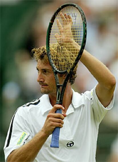 Ferrero saluda al público tras caer ante Grosjean en Wimbledon.