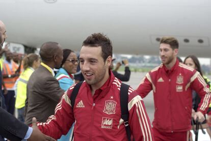 Cazorla y Sergio Ramos, a la llegada a la capital guineana.