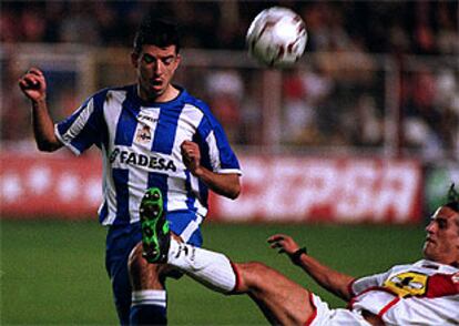 Makaay trata de controlar el balón ante la entrada de Mario.