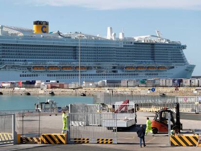 El crucero Costa Smeralda, en el puerto de Civitavecchia (Roma).