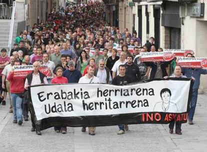 Manifestación de simpatizantes de Acción Nacionalista Vasca ayer por la mañana en Mondragón.