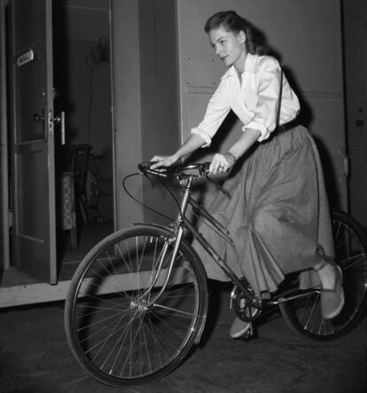 Podrás montar en bici en falda
	

	Y, ¿por qué no? Bacall, durante un rodaje en 1948.