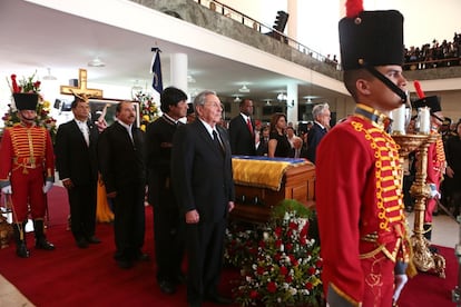 Rafael Correa, presidente de Ecuador, Daniel Ortega, Nicaragua, Evo Morales, Bolivia, Raúl Castro, Cuba y Sebastián Piñera, presidente de Chile, al fondo, junto al féretro de Hugo Chávez durante el funeral de Estado.