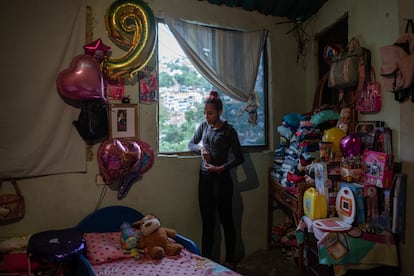 Jineth ve la cama de su hija Jeanny. Tenía 9 años cuando murió el pasado 11 de Agosto del 2021.