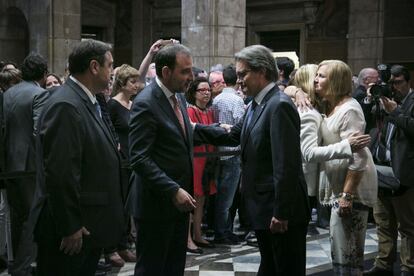 Artur Mas saluda Ramon Espadaler, exconseller d'Interior, i li agraeix la feina feta durant els darrers anys.