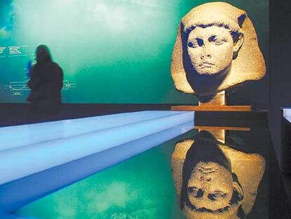 Una cabeza de la época ptolemaica extraída del mar frente a Alejandría, en la exposición en Berlín.
