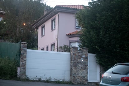 Exterior de la casa donde se han producido los hechos en la zona rural de Oviedo, este martes.