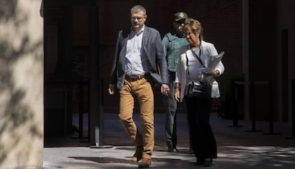 Jaume Clotet surt de la caserna de la Guàrdia Civil.