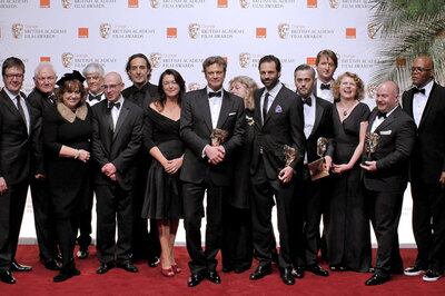 Colin Firth posa junto con el equipo de la película 'El discurso del rey'.