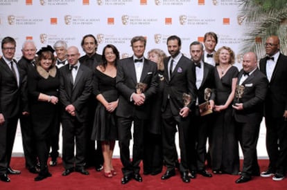 Colin Firth posa junto con el equipo de la película 'El discurso del rey'.