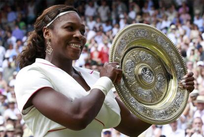 Serena Williams posa con el trofeo de vencedora de Wimbledon