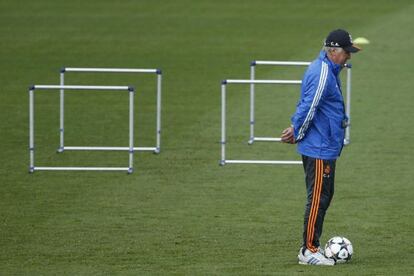 Ancelotti, durante el entrenamiento del Madrid en Valdebebas