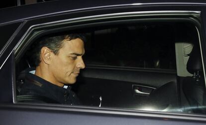 El secretario general del PSOE, Pedro Sánchez, esta tarde a su salida de la sede socialista de la calle Ferraz, en Madrid.