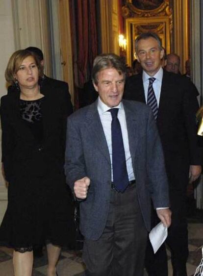 La ministra de Exteriores israelí, Tzipi Livni, ayer con su homólogo francés, Bernard Kouchner (centro) y el ex primer ministro británico, Tony Blair.