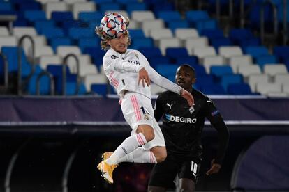 Luka Modric golpea el balón con la cabeza.