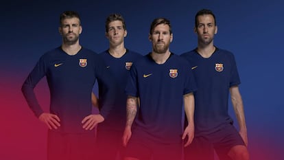 Piqué, Sergi Roberto, Messi y Busquets posan con el nuevo escudo del Barcelona.