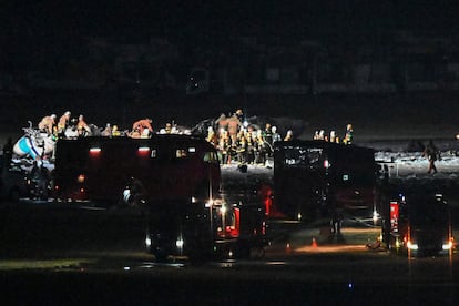 Un portavoz de la compañía ha informado de que el vuelo procedía del aeropuerto de Shin-Chitose, en la isla japonesa de Hokkaido. En la imagen, los equipos de rescate trabajan en el lugar donde se ha producido el choque, en el aeropuerto internacional de Haneda, en Tokio.