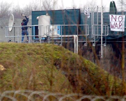 Una manifestante contra la guerra golpea una antena de la OTAN en Holanda.