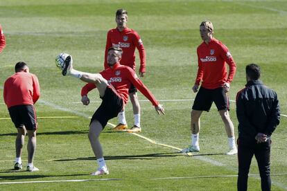 Sa&uacute;l controla la pelota ante la mirada de Simeone.